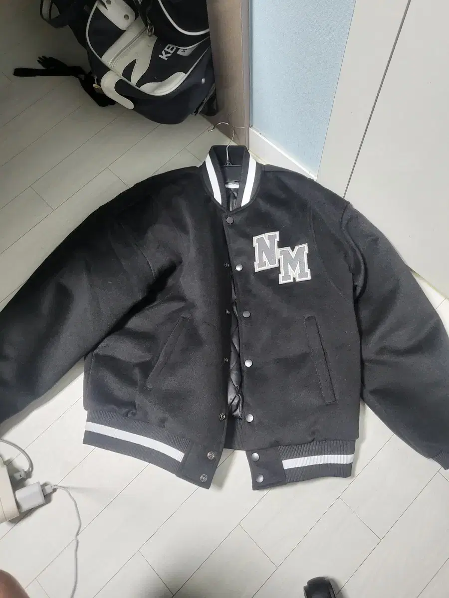 노 메뉴얼 TAYLOR VARSITY JACKET - BLACK